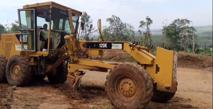 Estrada que liga Santana do Itararé a Siqueira Campos recebe cascalhamento e patrolamento