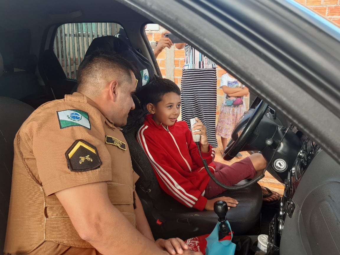 Fã da Polícia Militar, menino brazense recebe visita de policiais no dia do seu aniversário