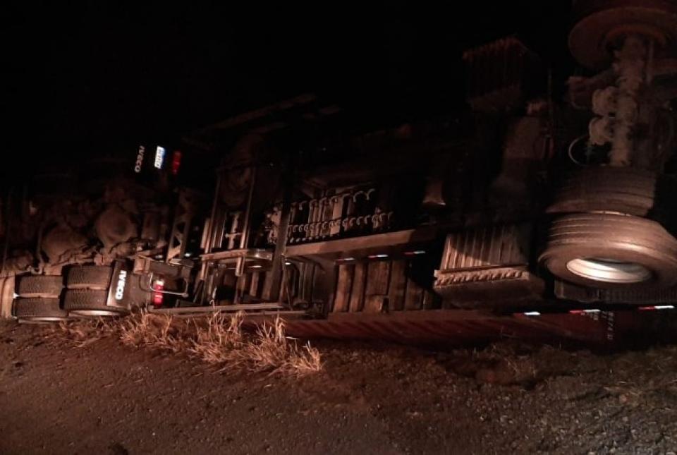 Carreta que transportava contêiner tomba na BR-153