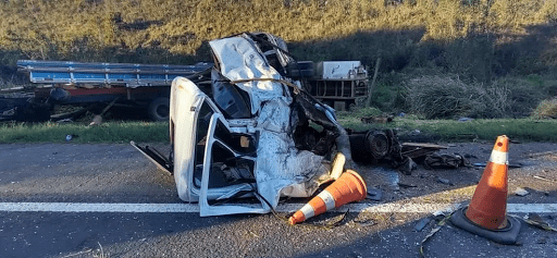 Colisão entre caminhões deixa um morto e feridos em estado grave na PR-151