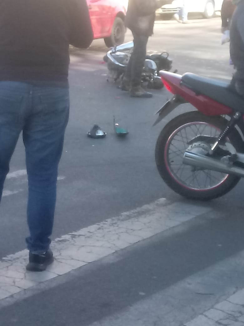 Colisão entre carro e moto deixa motociclista ferido no Centro de Wenceslau Braz