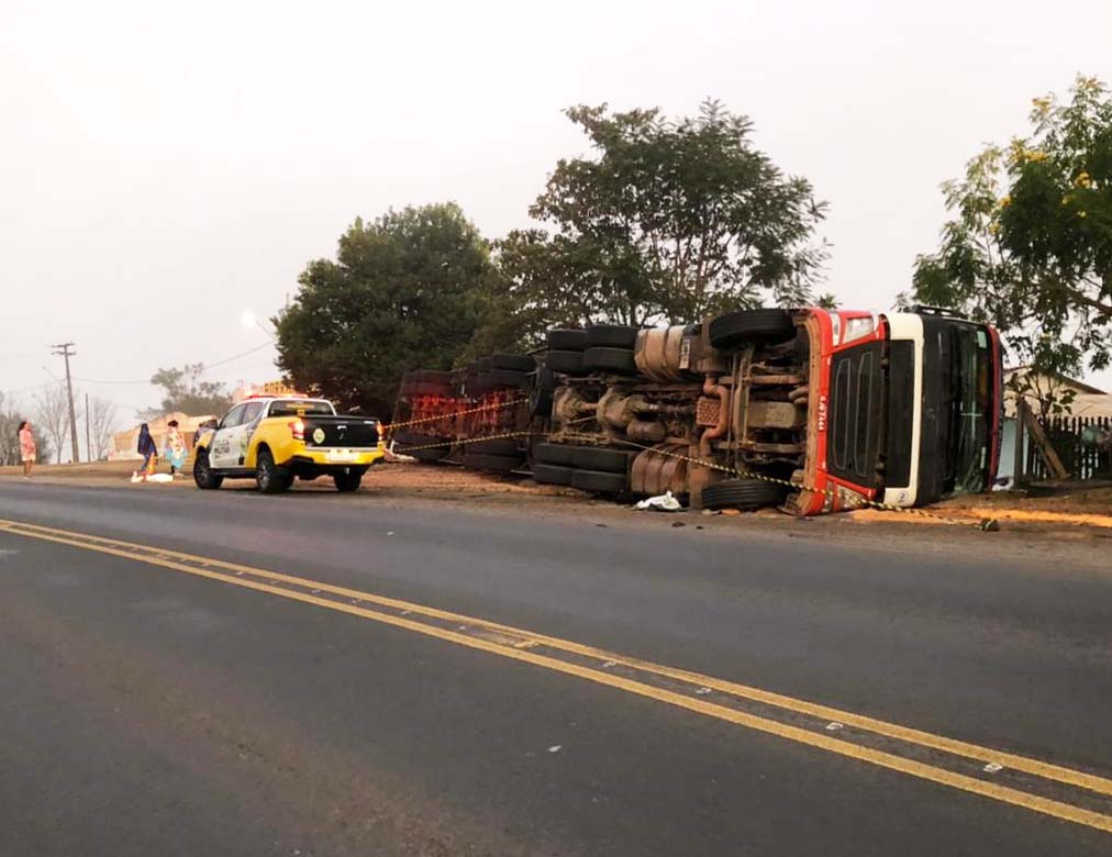 Carreta tomba na PR-092 e assusta pessoas em Wenceslau Braz