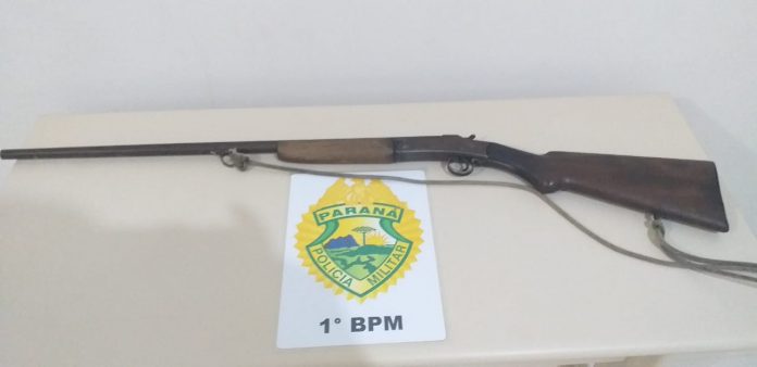 Suspeito flagrado pela PM furtando ferros de vagões de trem foge e deixa espingarda para trás