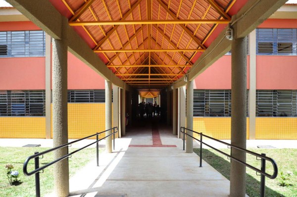 Todas as escolas da rede estadual deverão ter aulas presenciais no Paraná