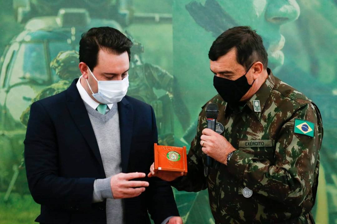 Governador recebe comandante-geral do Exército e apresenta estrutura do Paraná para Escola de Sargentos