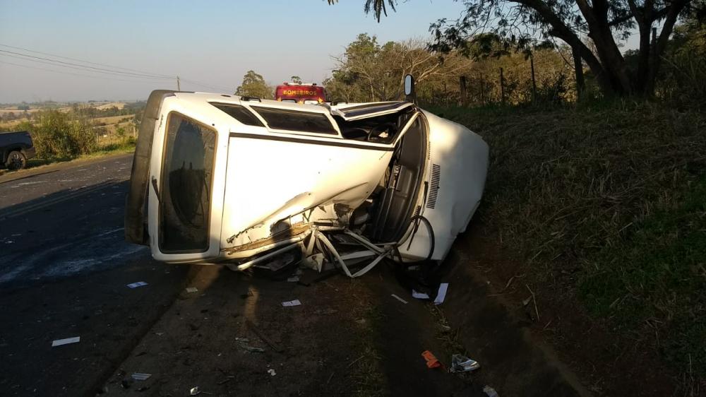 Motorista fica ferida após capotar carro em Joaquim Távora