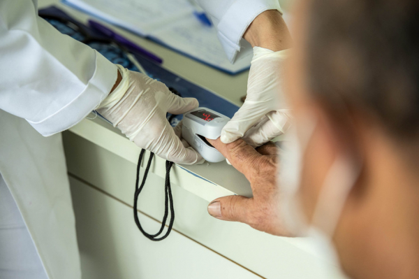 Taxa de transmissão da Covid chega ao menor índice do ano no Paraná; ocupação das UTIs baixa para 81%