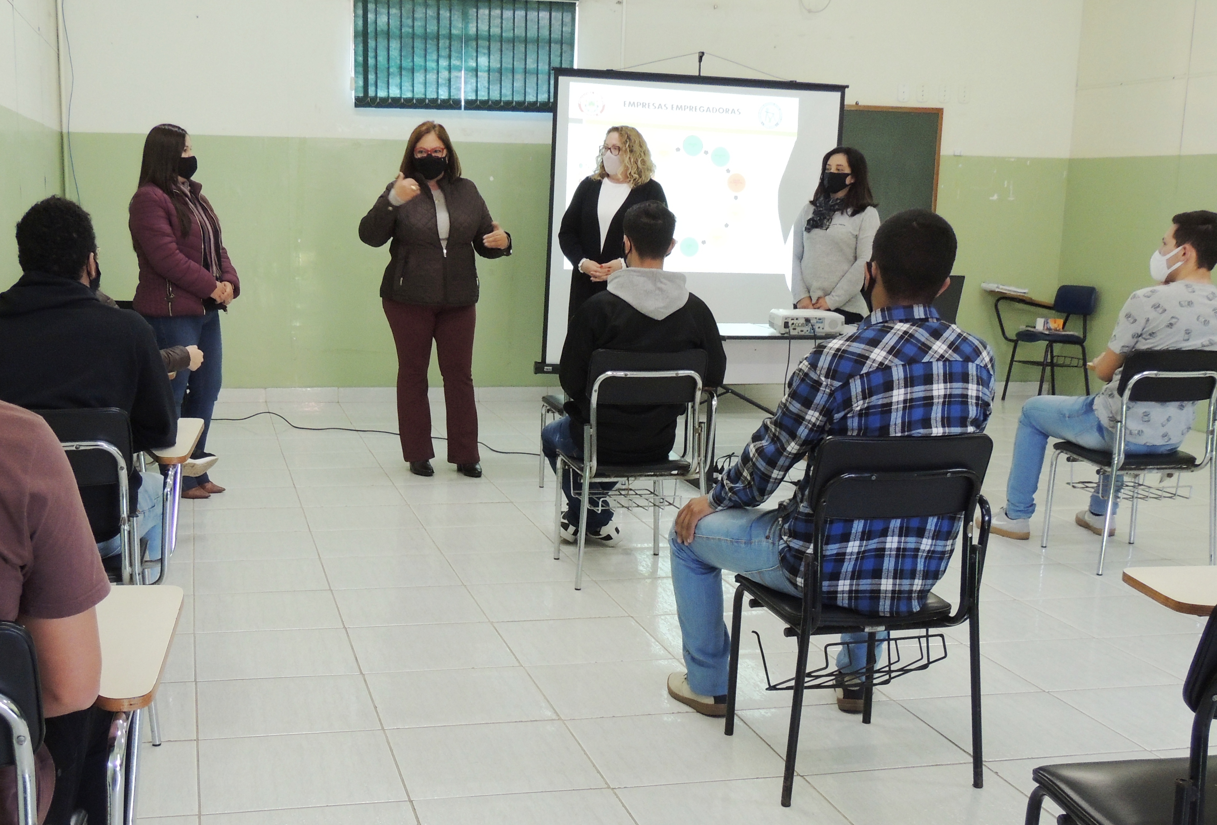 Prefeita Alcione Lemos recebe novos alunos do programa Jovem Aprendiz em Jaguariaíva