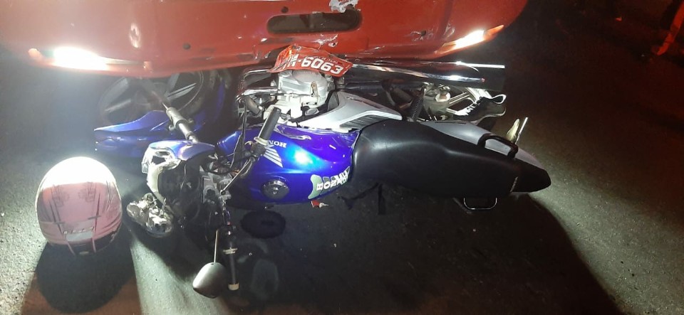 Casal fica ferido após se envolver em acidente entre moto e carreta