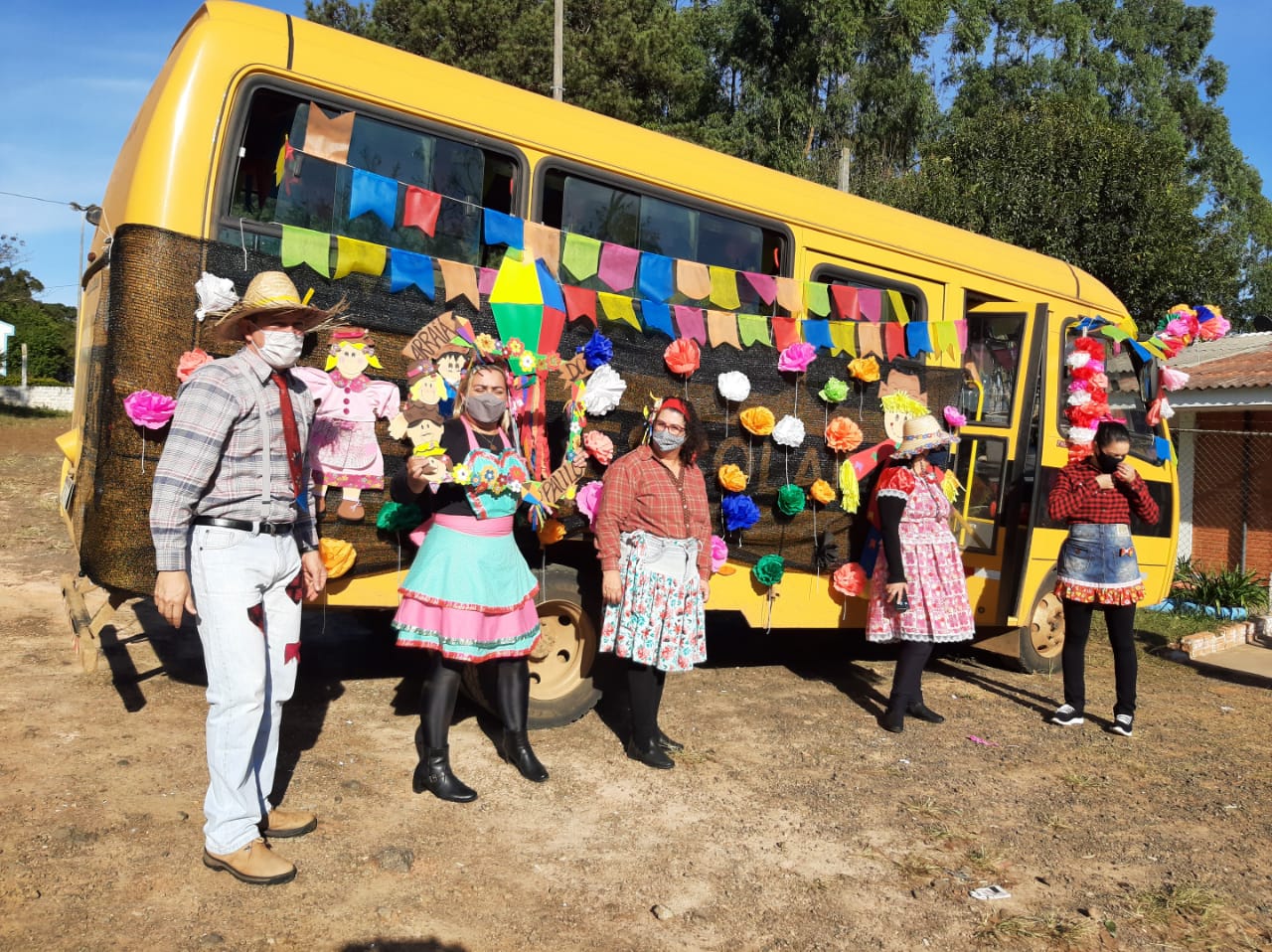 Escolas municipais de Arapoti realizam “Drive Trhu” Julino para os alunos