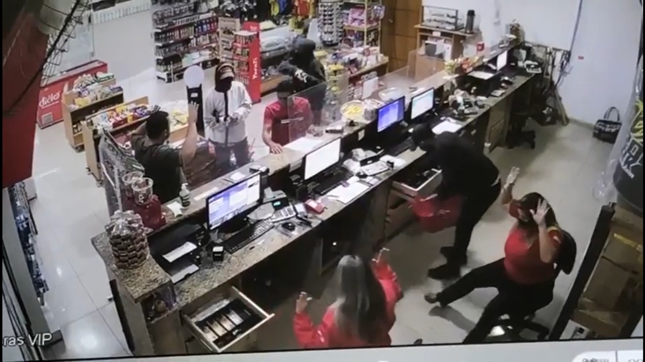 Criminosos assaltam posto de combustíveis as margens da BR-153