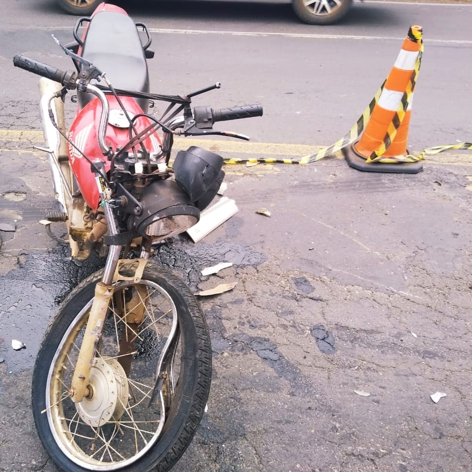 Homem morre em acidente entre moto e carreta na PR-092