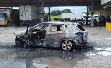 Carro de luxo acende luz do óleo e pega fogo no Norte Pioneiro