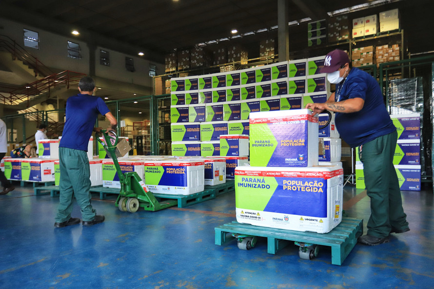 Paraná recebe nesta segunda-feira 141 mil doses de vacinas contra a Covid-19