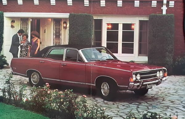 Pedreiros encontram carro de corrida enterrado em quintal de casa