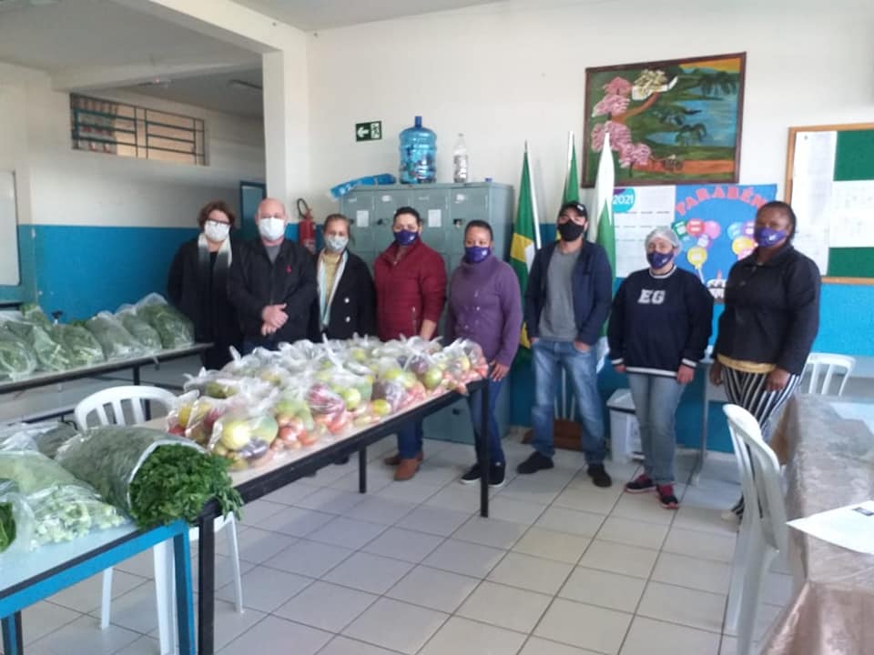 Dionísio acompanha entrega de alimentos as famílias de alunos da rede municipal de Ensino