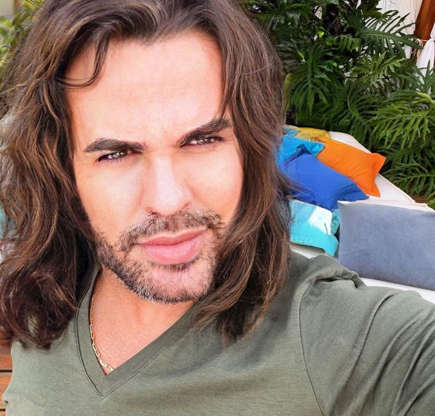 Em entrevista, Eduardo Costa se declara como 