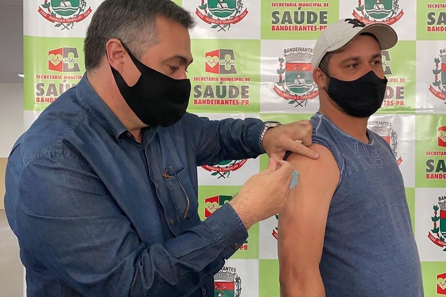 Secretário da Saúde acompanha vacinação e anuncia investimentos no Norte Pioneiro