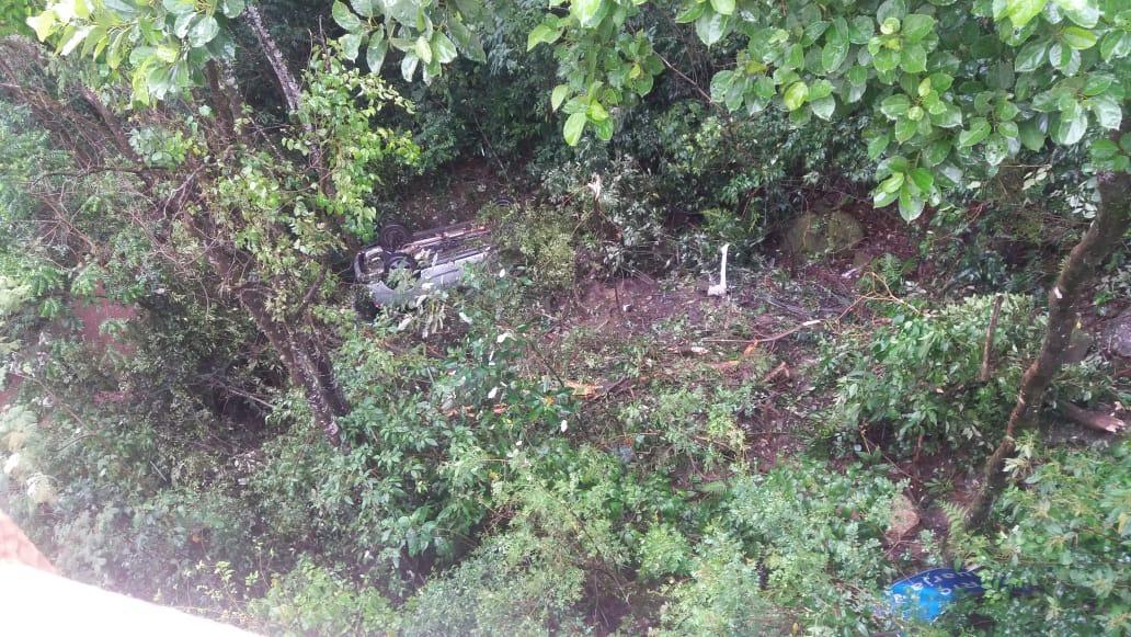 Casal sobrevive após carro despencar de ponte na PR-151
