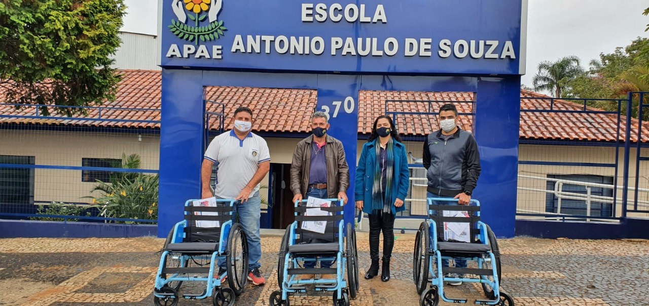 Projeto do Rotary Club de Siqueira Campos entrega cadeiras de rodas para Apae