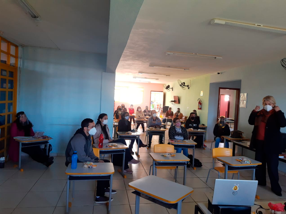 Professores e profissionais de Jundiaí do Sul recebem capacitação para o retorno das aulas