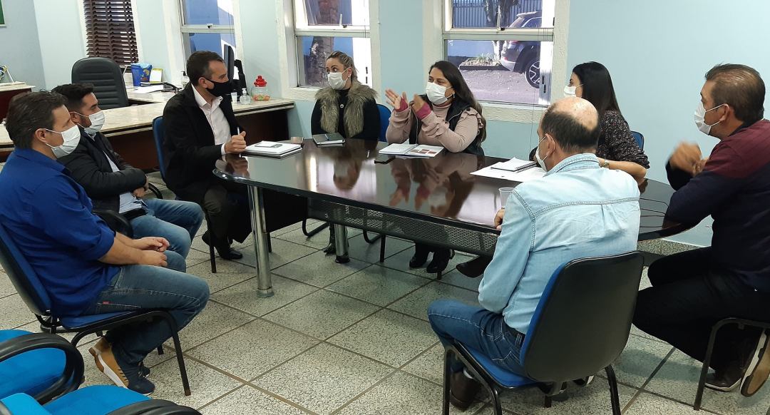 Irani Barros recebe membros da Câmara para debater distribuição de absorventes higiênicos