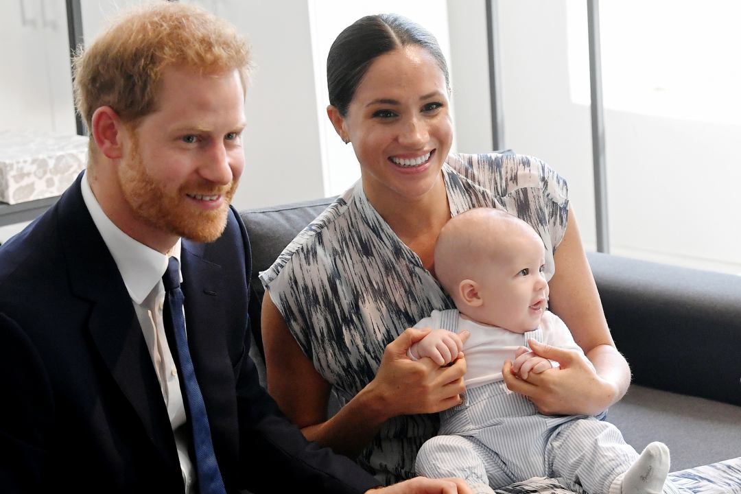 Filha de príncipe Harry e Meghan Markle é incluída na linha de sucessão da família real