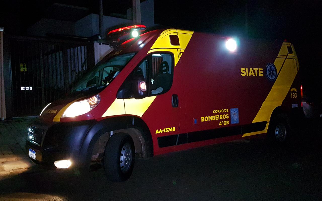 Menino de 13 anos fica ferido após pegar “rabeira” em caminhão e sofrer acidente