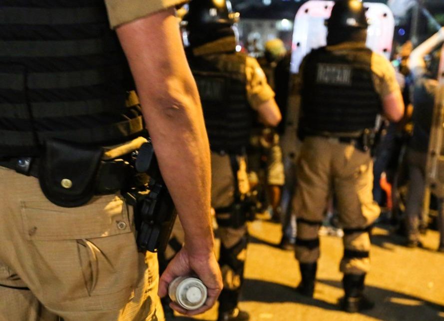 Polícia usa spray de pimenta para conter brigas no show da virada