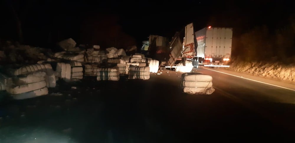 Caminhão bate em barranco e três ficam feridos na BR-153 em Jacarezinho