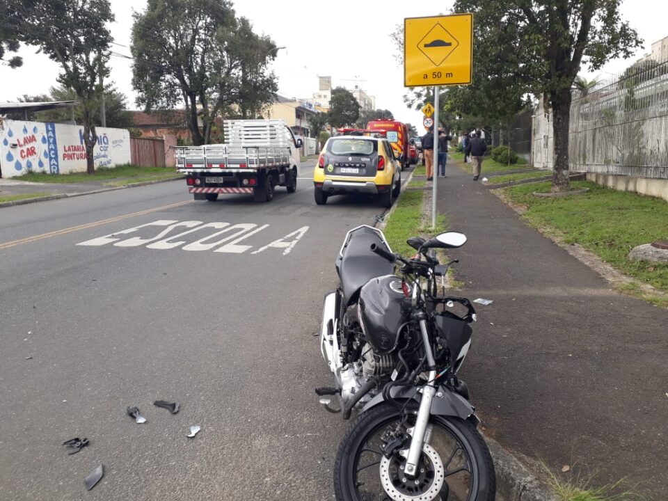 Motorista bate em moto e foge do local abandonando seu carro e sem prestar socorro à vítima