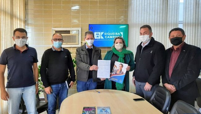 Unopar e prefeitura de Siqueira Campos renovam convênio que dá descontos aos servidores