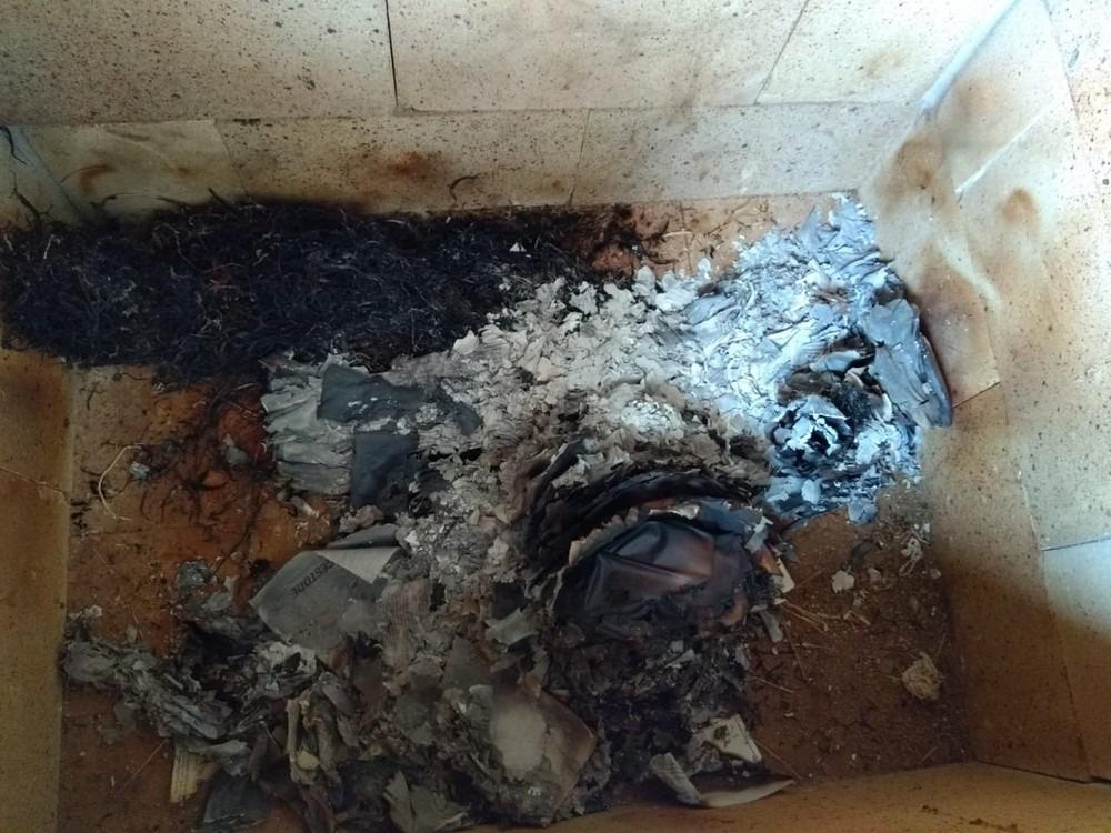 Marido expulsa mulher de casa e queima documentos e roupas da esposa
