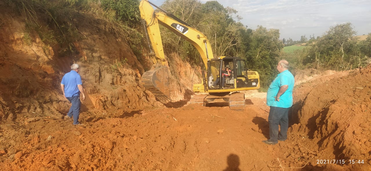 Prefeitura de Santana do Itararé realiza obras em estrada que estava há 60 anos sem manutenção