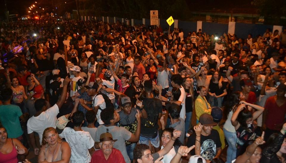 Show da Virada leva grande público à Praça Julio Farah em Ibaiti
