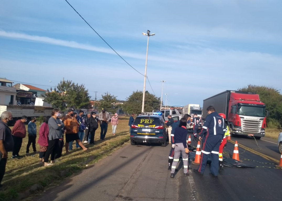 Homem morre atropelado por carreta na BR-153