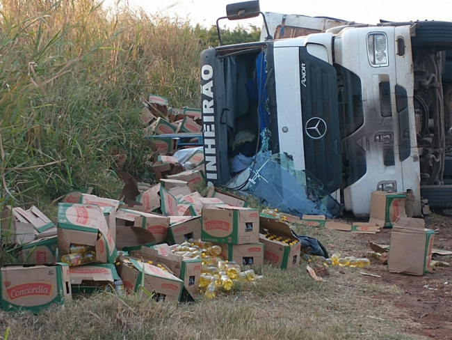 Caminhão que transportava óleo de cozinha tomba na PR-092 e carga é saqueada
