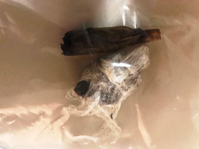 Usuário agressivo é pego fumando maconha e tenta agredir policiais