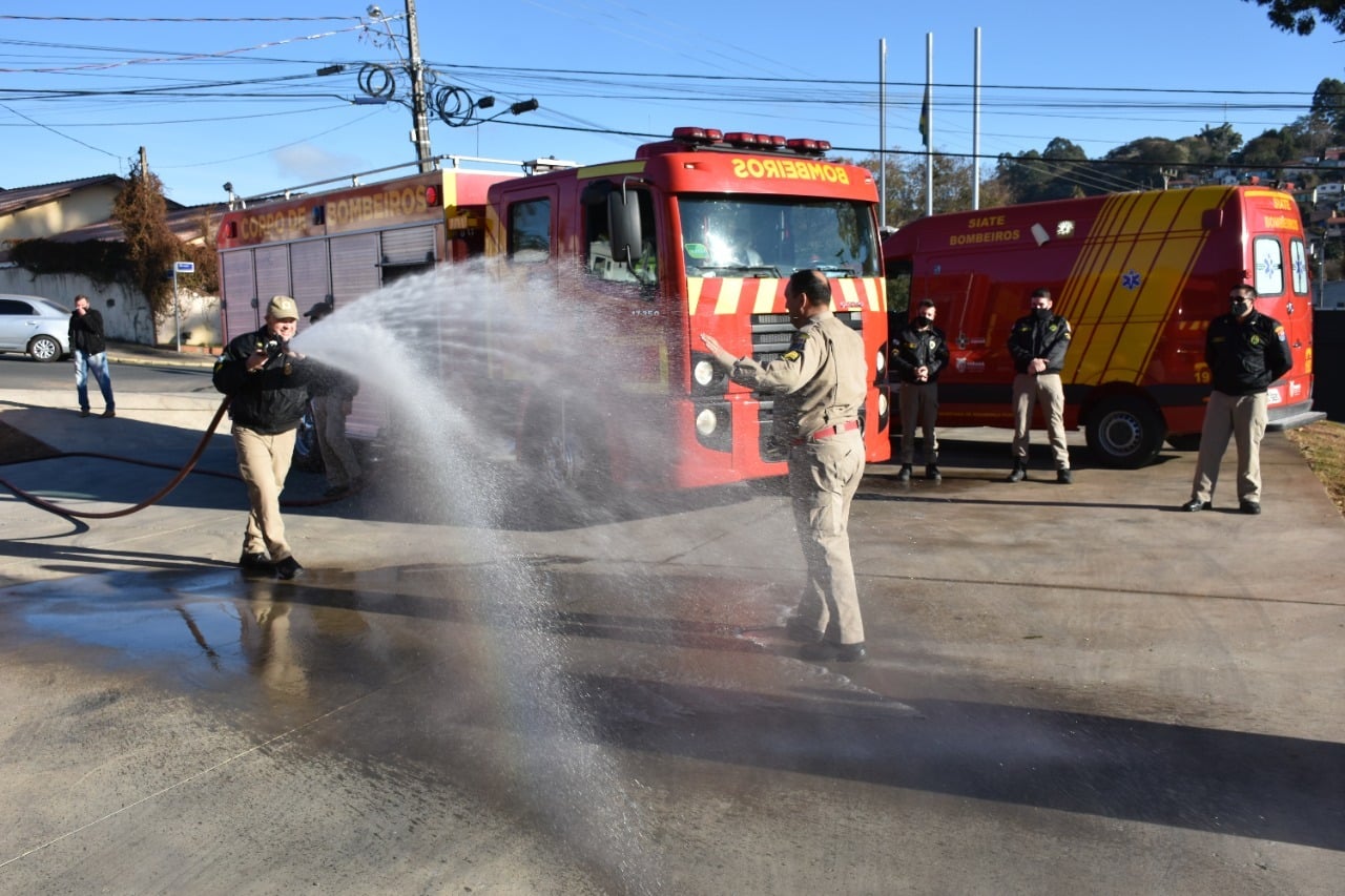 Tradicional “banho” marca a despedida do 2º Sargento Luiz Cesar do Corpo de Bombeiros