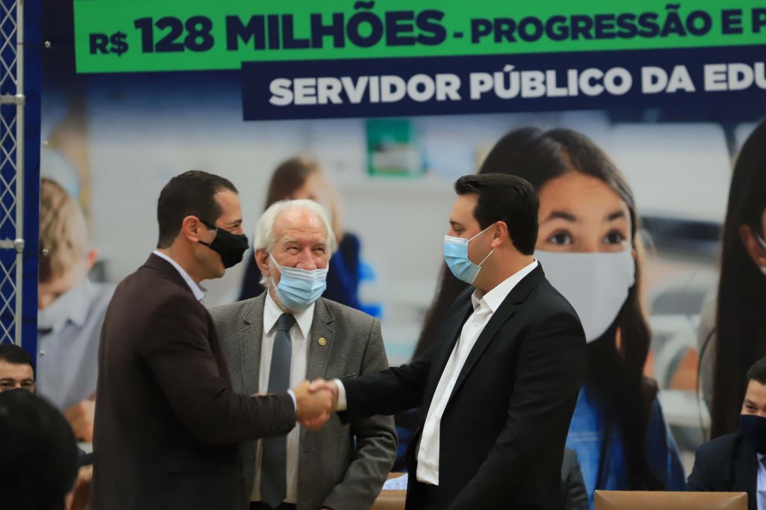 Paraná investe R$ 128 milhões e garante promoção e progressão de servidores da educação