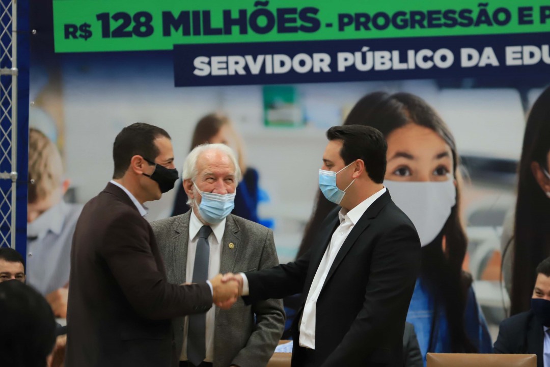 Paraná investe R$ 128 milhões e garante promoção e progressão de servidores da educação