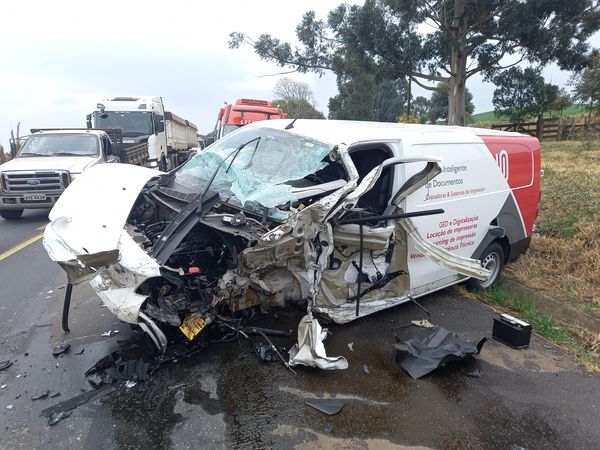 Colisão entre caminhão e van deixa motorista ferido na PR-092 em Arapoti
