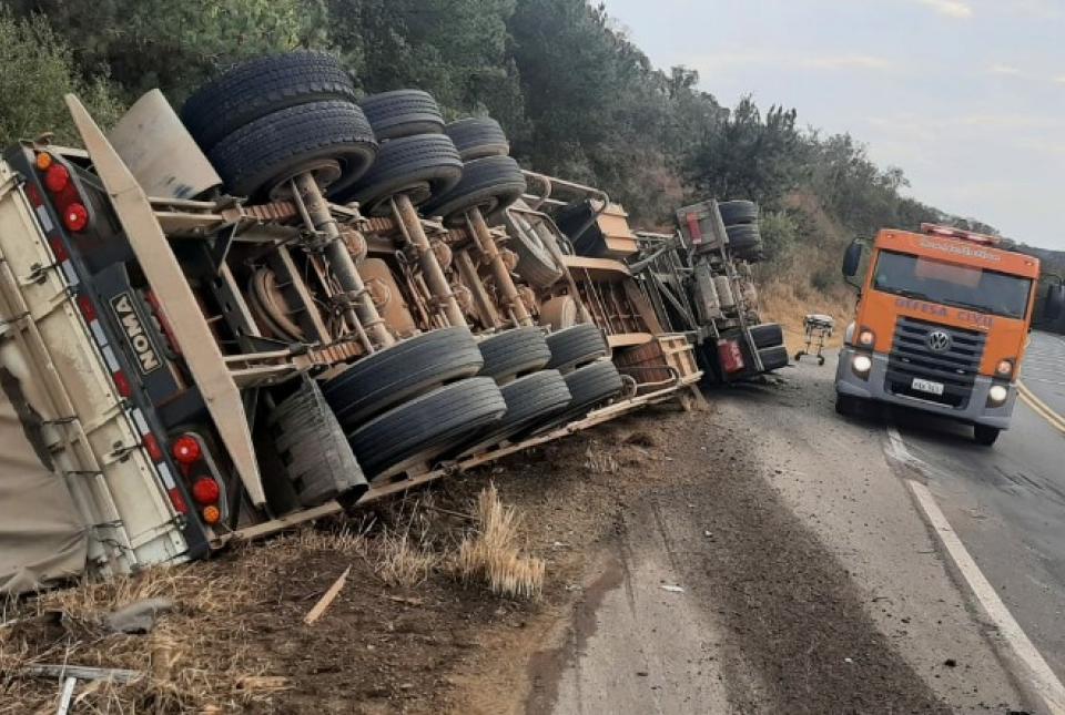 Carreta tomba na BR-153 e caminhoneiro fica preso as ferragens