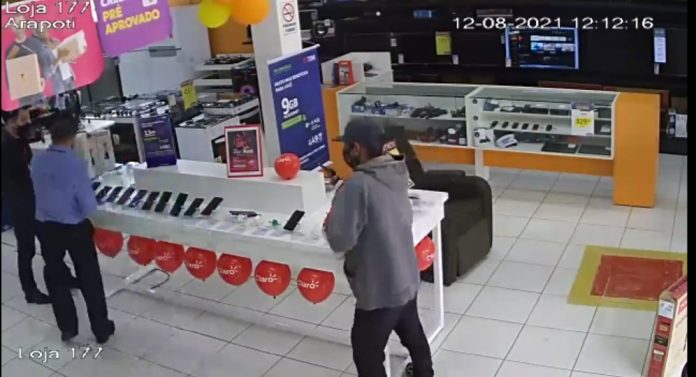 Comércio é alvo de assalto a mão armada em plena luz do dia no Centro de Arapoti