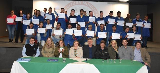 Senai Jaguariaíva entrega certificados à alunos do curso de elétrica predial