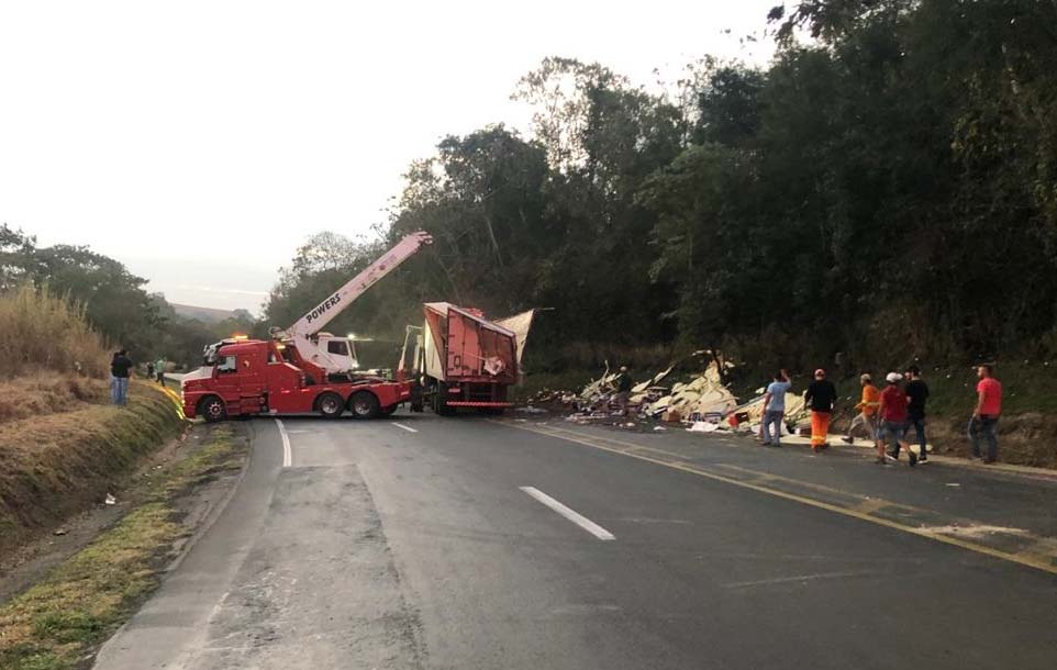 Carreta tomba na PR-092 entre Wenceslau Braz e Siqueira Campos