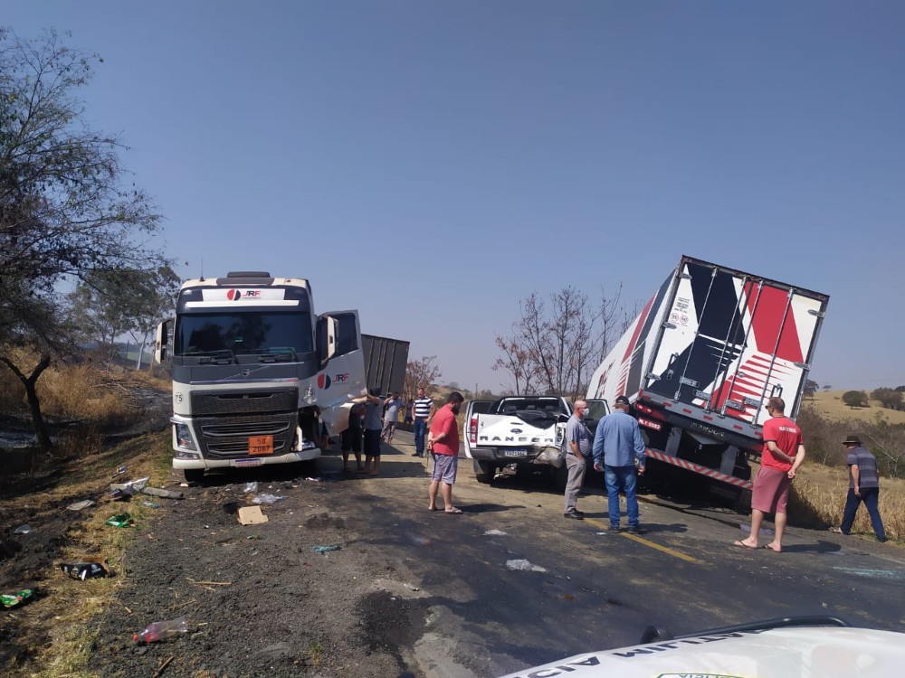 Acidente entre caminhonete e três caminhões interdita PR-092 por duas horas