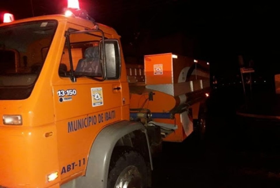 Caminhão tomba e motorista fica preso as ferragens na BR-153 em Ibaiti