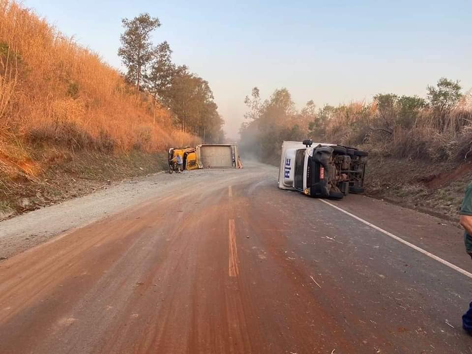 Caminhões batem e tombam na PR-090