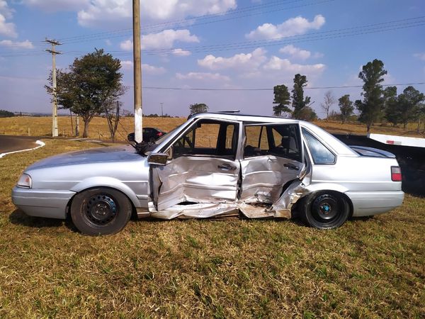 Colisão entre Santana e Corsa deixa motoristas feridos na PR-439